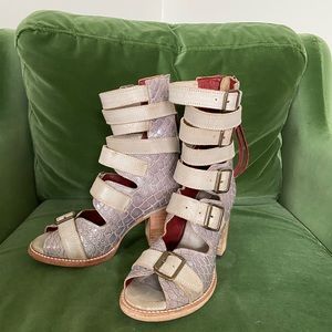 Freebird Bond Sandals - Taupe Croco / 7